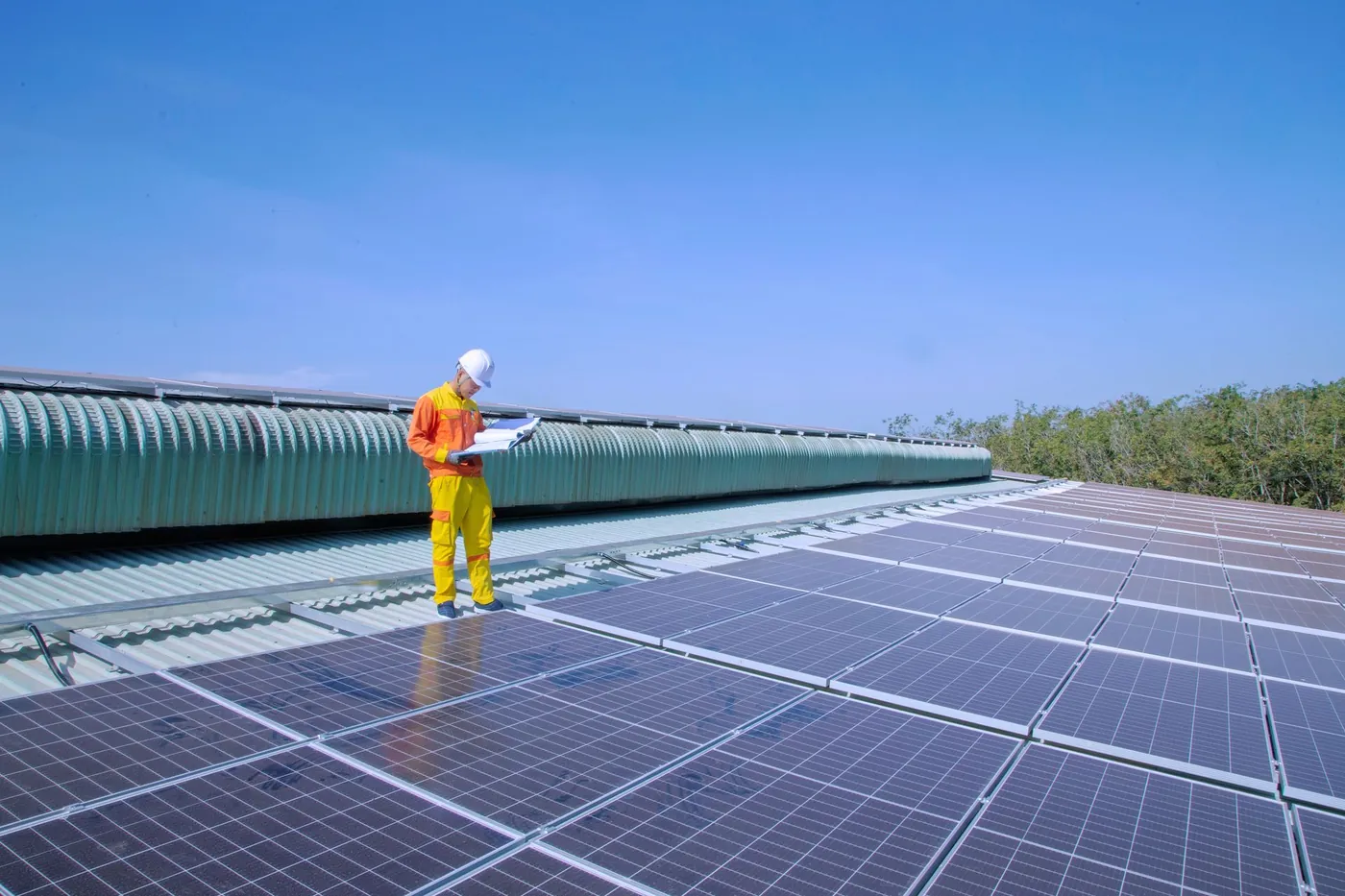Technicien contrôlant une installation photovoltaïque en toiture